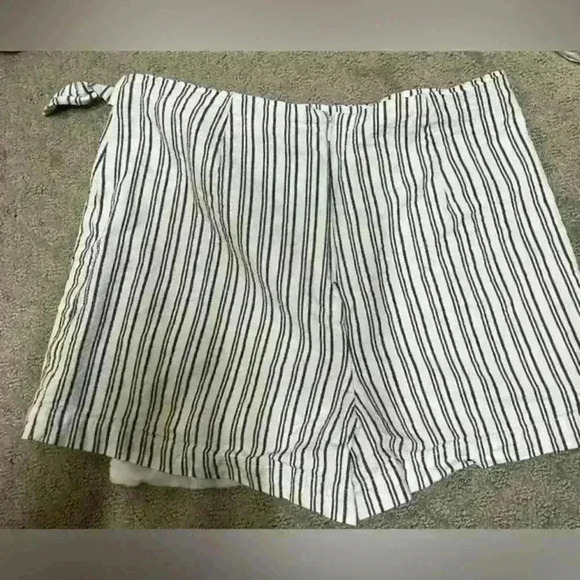 Black and white striped Skort, Forever 21, size large - Picture 5 of 8